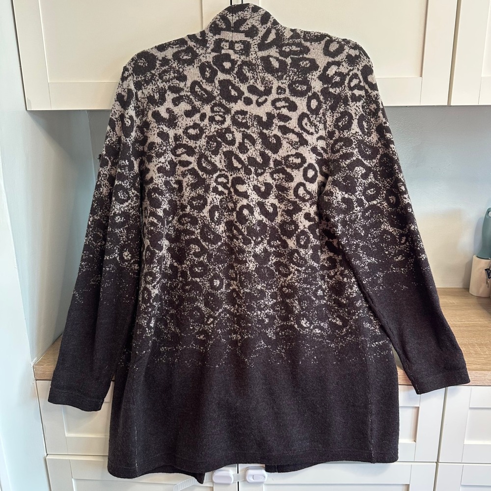 Chico's 100% Wool Animal Print Open Duster Cardigan Grey Black Mob Wife Sz 1 / M - Picture 2 of 6